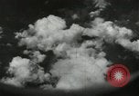 Standbild Atombombe über Nagasaki explosion Nagasaki in Japan, 1945, aus Sekunde 48 historischem Filmmaterial Videoclip 65675074795