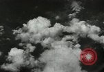 Standbild Atombombe über Nagasaki explosion Nagasaki in Japan, 1945, aus Sekunde 49 historischem Filmmaterial Videoclip 65675074795