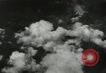 Standbild Atombombe über Nagasaki explosion Nagasaki in Japan, 1945, aus Sekunde 50 historischem Filmmaterial Videoclip 65675074795