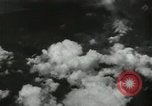 Standbild Atombombe über Nagasaki explosion Nagasaki in Japan, 1945, aus Sekunde 51 historischem Filmmaterial Videoclip 65675074795