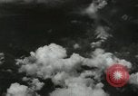 Standbild Atombombe über Nagasaki explosion Nagasaki in Japan, 1945, aus Sekunde 52 historischem Filmmaterial Videoclip 65675074795