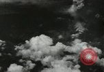 Standbild Atombombe über Nagasaki explosion Nagasaki in Japan, 1945, aus Sekunde 53 historischem Filmmaterial Videoclip 65675074795