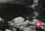 Standbild Atombombe über Nagasaki explosion Nagasaki in Japan, 1945, aus Sekunde 54 historischem Filmmaterial Videoclip 65675074795