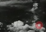 Standbild Atombombe über Nagasaki explosion Nagasaki in Japan, 1945, aus Sekunde 55 historischem Filmmaterial Videoclip 65675074795