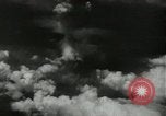 Standbild Atombombe über Nagasaki explosion Nagasaki in Japan, 1945, aus Sekunde 56 historischem Filmmaterial Videoclip 65675074795