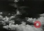 Standbild Atombombe über Nagasaki explosion Nagasaki in Japan, 1945, aus Sekunde 57 historischem Filmmaterial Videoclip 65675074795