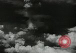 Standbild Atombombe über Nagasaki explosion Nagasaki in Japan, 1945, aus Sekunde 58 historischem Filmmaterial Videoclip 65675074795