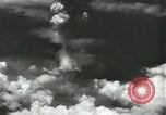 Standbild Atombombe über Nagasaki explosion Nagasaki in Japan, 1945, aus Sekunde 59 historischem Filmmaterial Videoclip 65675074795