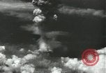 Standbild Atombombe über Nagasaki explosion Nagasaki in Japan, 1945, aus Sekunde 60 historischem Filmmaterial Videoclip 65675074795