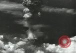 Standbild Atombombe über Nagasaki explosion Nagasaki in Japan, 1945, aus Sekunde 61 historischem Filmmaterial Videoclip 65675074795