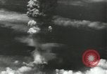 Standbild Atombombe über Nagasaki explosion Nagasaki in Japan, 1945, aus Sekunde 62 historischem Filmmaterial Videoclip 65675074795