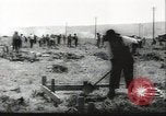 Immagine di Costruzione del centro di ricollocazione di Heart Mountain Cody Wyoming USA, 1942, secondo 54 filmato di repertorio 65675074797