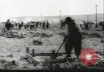 Immagine di Costruzione del centro di ricollocazione di Heart Mountain Cody Wyoming USA, 1942, secondo 55 filmato di repertorio 65675074797