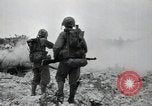 Standbild Marines Peleliu Palau Inseln, 1944, aus Sekunde 17 historischem Filmmaterial Videoclip 65675074871