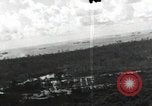 Standbild Luftaufnahmen der Insel Küste bei der Anlandung Angaur Palau Inseln, 1944, aus Sekunde 30 historischem Filmmaterial Videoclip 65675074875