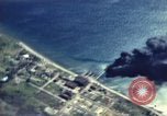 Standbild strafing von japanischen Flugzeugen Pacific Theater, 1944, aus Sekunde 21 historischem Filmmaterial Videoclip 65675074888