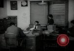Immagine di Lavoratori a scrivania Taft California USA, 1938, secondo 9 filmato di repertorio 65675074907