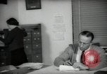 Immagine di Lavoratori a scrivania Taft California USA, 1938, secondo 22 filmato di repertorio 65675074907