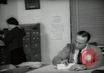 Immagine di Lavoratori a scrivania Taft California USA, 1938, secondo 23 filmato di repertorio 65675074907