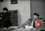 Immagine di Lavoratori a scrivania Taft California USA, 1938, secondo 24 filmato di repertorio 65675074907