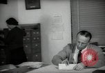 Immagine di Lavoratori a scrivania Taft California USA, 1938, secondo 25 filmato di repertorio 65675074907