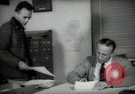 Immagine di Lavoratori a scrivania Taft California USA, 1938, secondo 26 filmato di repertorio 65675074907
