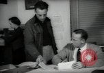 Immagine di Lavoratori a scrivania Taft California USA, 1938, secondo 27 filmato di repertorio 65675074907