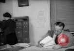 Immagine di Lavoratori a scrivania Taft California USA, 1938, secondo 33 filmato di repertorio 65675074907