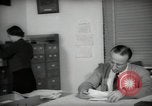 Immagine di Lavoratori a scrivania Taft California USA, 1938, secondo 35 filmato di repertorio 65675074907
