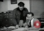 Immagine di Lavoratori a scrivania Taft California USA, 1938, secondo 43 filmato di repertorio 65675074907
