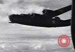 Standbild B-24 Befreier Guadalcanal Salomonen, 1943, aus Sekunde 30 historischem Filmmaterial Videoclip 65675074952