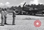Immagine di 44Th Fighter Squadron Cerimonia di premiazione Guadalcanal nelle Isole Salomone, 1943, secondo 13 filmato di repertorio 65675074953