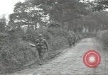 Standbild USA Infanteristen Marigny Frankreich, 1944, aus Sekunde 13 historischem Filmmaterial Videoclip 65675075089