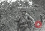 Standbild USA Infanteristen Marigny Frankreich, 1944, aus Sekunde 21 historischem Filmmaterial Videoclip 65675075089