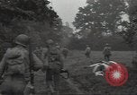 Standbild USA Infanteristen Marigny Frankreich, 1944, aus Sekunde 32 historischem Filmmaterial Videoclip 65675075091