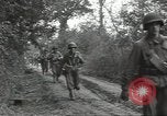 Standbild USA Infanteristen Marigny Frankreich, 1944, aus Sekunde 25 historischem Filmmaterial Videoclip 65675075092