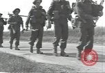 Image les troupes britanniques CAEN France, 1944, de la seconde 18 séquences d'archives historiques vidéo 65675075100