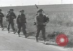 Image les troupes britanniques CAEN France, 1944, de la seconde 37 séquences d'archives historiques vidéo 65675075100