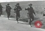 Image les troupes britanniques CAEN France, 1944, de la seconde 39 séquences d'archives historiques vidéo 65675075100