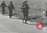 Image les troupes britanniques CAEN France, 1944, de la seconde 43 séquences d'archives historiques vidéo 65675075100