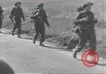 Image les troupes britanniques CAEN France, 1944, de la seconde 44 séquences d'archives historiques vidéo 65675075100