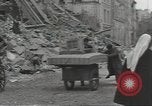 Image civils français CAEN France, 1944, de la seconde 48 séquences d'archives historiques vidéo 65675075101