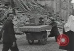 Image civils français CAEN France, 1944, de la seconde 49 séquences d'archives historiques vidéo 65675075101