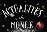 Standbild Philippinische Arbeiter ernten manila Hanf mit Kuttern auf langen Stangen Davao Philippinen, 1943, aus Sekunde 5 historischem Filmmaterial Videoclip 65675075126