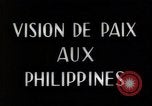 Standbild Philippinische Arbeiter ernten manila Hanf mit Kuttern auf langen Stangen Davao Philippinen, 1943, aus Sekunde 20 historischem Filmmaterial Videoclip 65675075126