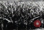 Standbild Philippinische Arbeiter ernten manila Hanf mit Kuttern auf langen Stangen Davao Philippinen, 1943, aus Sekunde 34 historischem Filmmaterial Videoclip 65675075126