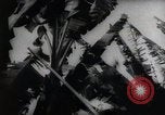 Standbild Philippinische Arbeiter ernten manila Hanf mit Kuttern auf langen Stangen Davao Philippinen, 1943, aus Sekunde 50 historischem Filmmaterial Videoclip 65675075126