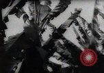 Standbild Philippinische Arbeiter ernten manila Hanf mit Kuttern auf langen Stangen Davao Philippinen, 1943, aus Sekunde 52 historischem Filmmaterial Videoclip 65675075126