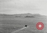 Standbild japanische Kriegsschiffe Brand bei uns Flugzeuge über Insel Kiska Aleutians, 1942, aus Sekunde 15 historischem Filmmaterial Videoclip 65675075195