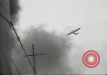 Standbild japanische Kriegsschiffe Brand bei uns Flugzeuge über Insel Kiska Aleutians, 1942, aus Sekunde 48 historischem Filmmaterial Videoclip 65675075195